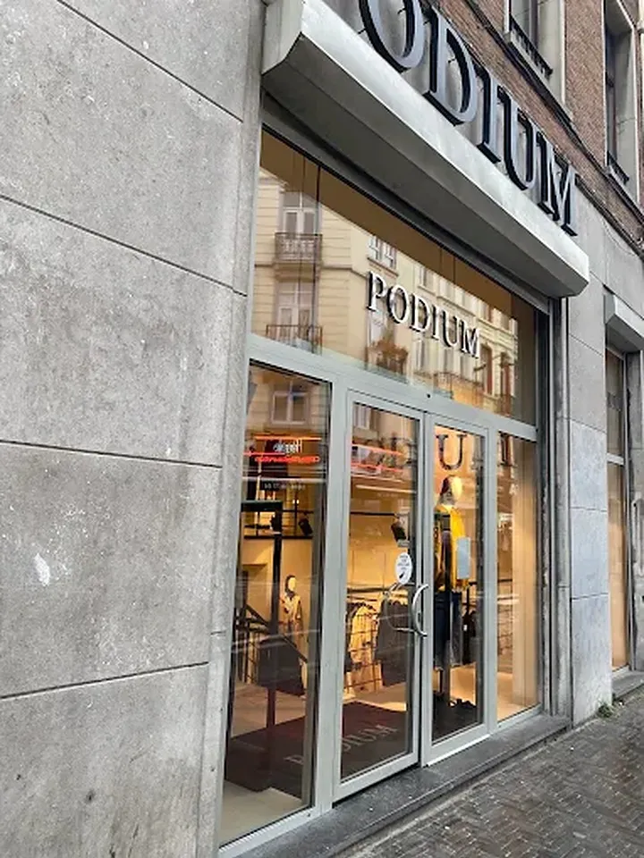 L’entrée de la boutique Podium à Bruxelles, avec son enseigne au-dessus des vitrines.
